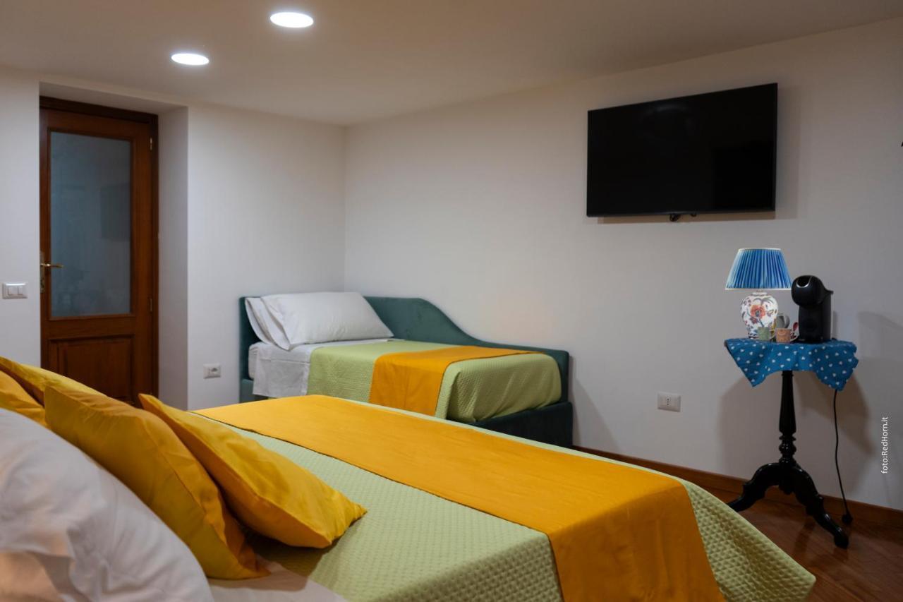נאפולי Two Rooms Chiaia 37 מראה חיצוני תמונה