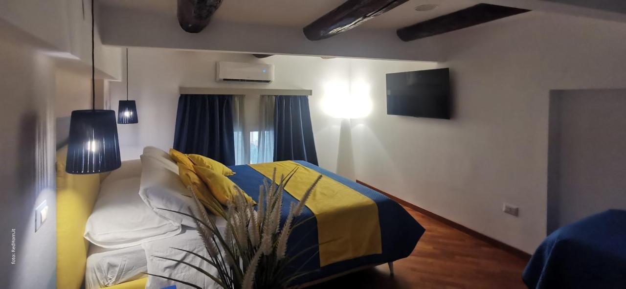 נאפולי Two Rooms Chiaia 37 מראה חיצוני תמונה