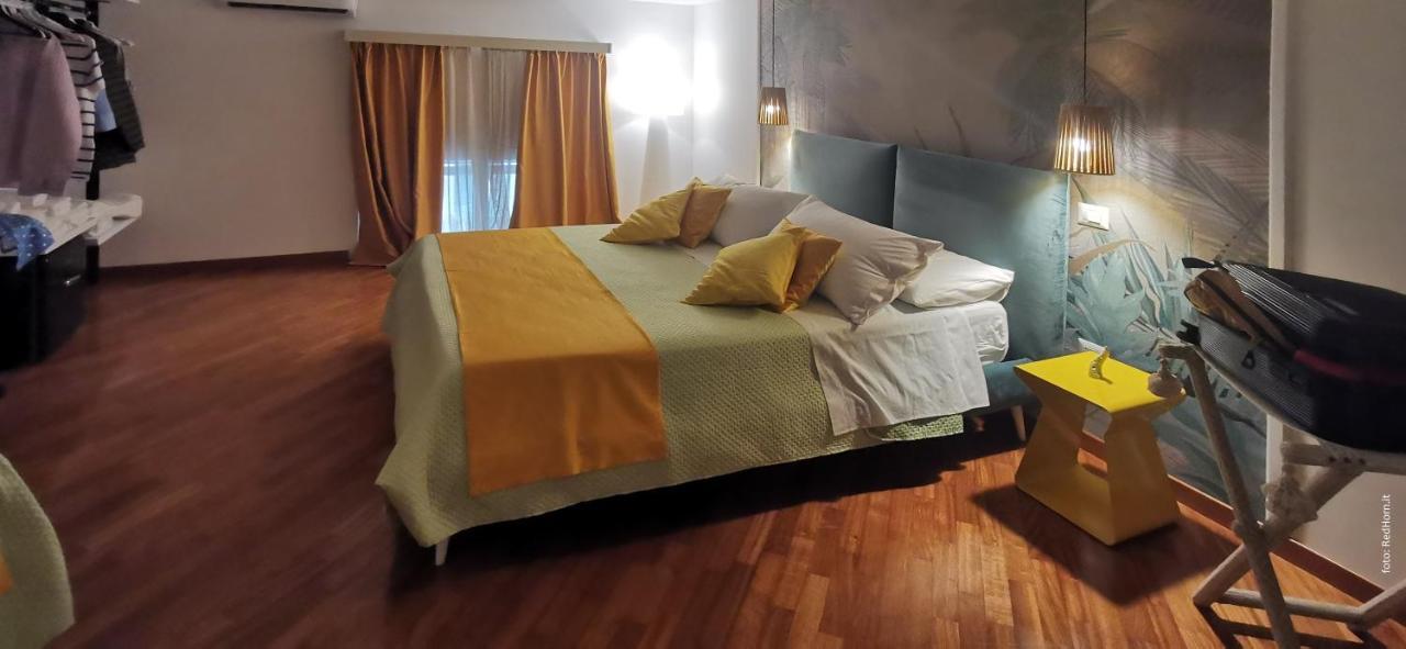 נאפולי Two Rooms Chiaia 37 מראה חיצוני תמונה