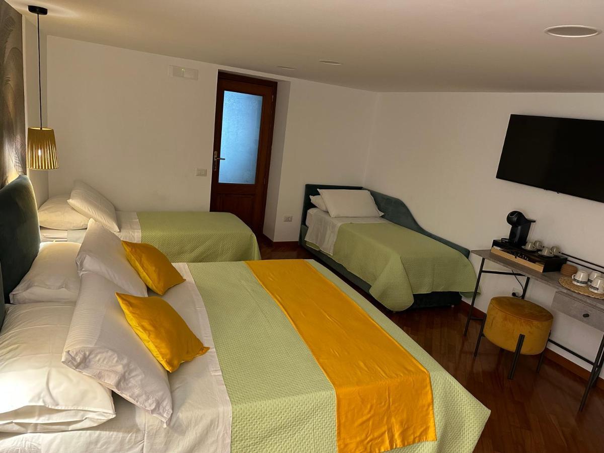 נאפולי Two Rooms Chiaia 37 מראה חיצוני תמונה