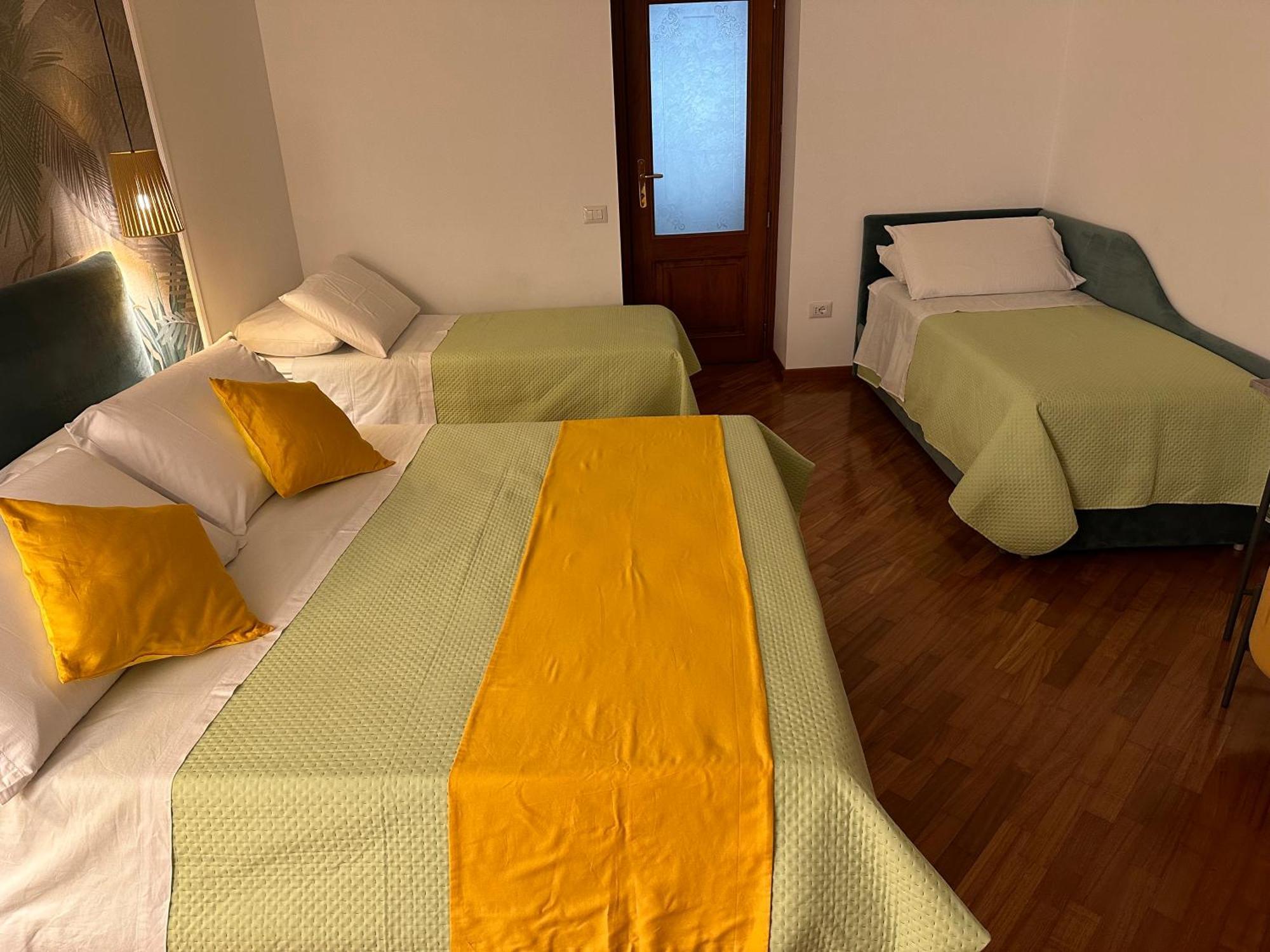 נאפולי Two Rooms Chiaia 37 מראה חיצוני תמונה